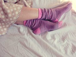 Wearing socks while sleeping may help to prevent the symptoms of Raynaud’s disease.