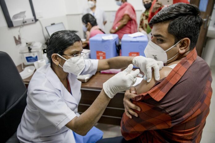 ભારતે રસીકરણ કાર્યક્રમ શરૂ થયા બાદથી ફક્ત 9 મહિનામાં જ આ ઉપલબ્ધિ હાંસલ કરી છે. ડો. પુનમ ખેત્રપાલ સિંહ (રિજનલ ડાયરેક્ટર, WHO સાઉથ ઈસ્ટ એશિયા) એ 100 કરોડ રસીકરણનો આંકડો પાર કરવા બદલ ભારતને શુભેચ્છા પાઠવી.
